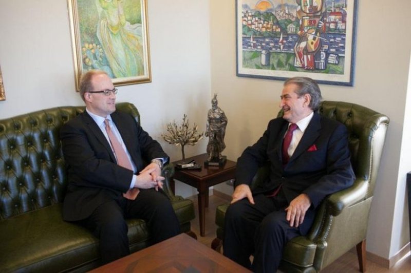 Zbardhen prapaskenat, Berisha u njoh për shpalljen “non grata” që në 2019 nga Jonathan Moore, PD flet për dosje voluminoze kundër ish-kryeministrit Zbardhen prapaskenat, Berisha u njoh për shpalljen “non grata” që në 2019 nga Jonathan Moore, PD flet për dosje voluminoze kundër ish-kryeministrit