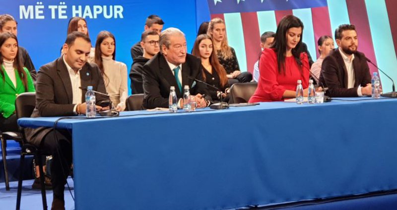 Foltorja me shqiptarët e SHBA: Berishës i shkon vetëm një përfaqësues në pension i Vatrës, sulmon Yuri Kim dhe kërcënon me protesta Foltorja me shqiptarët e SHBA: Berishës i shkon vetëm një përfaqësues në pension i Vatrës, sulmon Yuri Kim dhe kërcënon me protesta