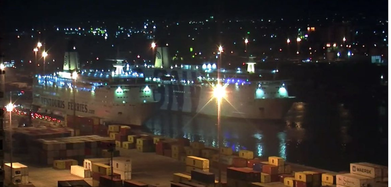 Moti i keq “pushton” Shqipërinë, trageti përplaset me kalatën në Durrës Moti i keq “pushton” Shqipërinë, trageti përplaset me kalatën në Durrës