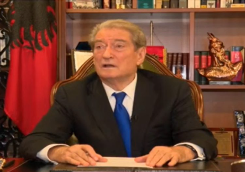 Saliu si Enver kur ishte rënduar nga shëndeti: Harron se ku është dhe pse është aty?! Po tani çfarë të bëj, ta bëjmë dhe njëherë se thashë… Saliu si Enver kur ishte rënduar nga shëndeti: Harron se ku është dhe pse është aty?! Po tani çfarë të bëj, ta bëjmë dhe njëherë se thashë…