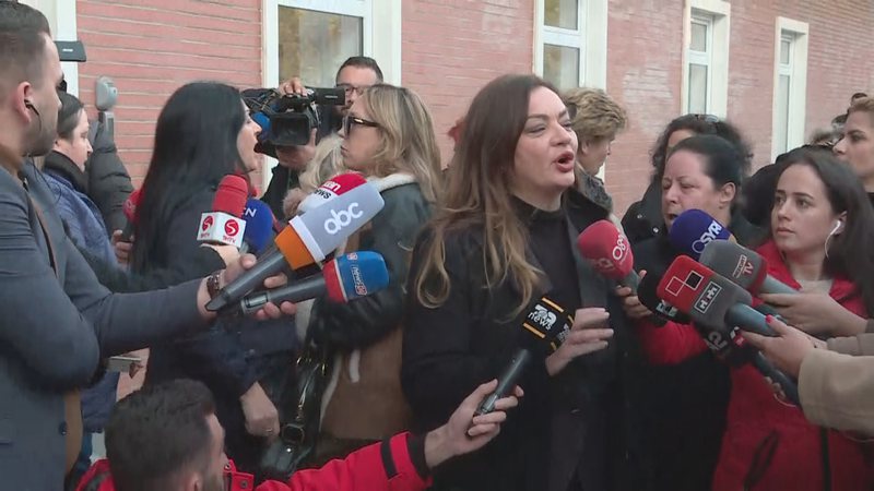 Berisha vetë në gjykatë për të marrë PD! Në seli dërgon gratë e foltores për të larguar Lulzim Bashën