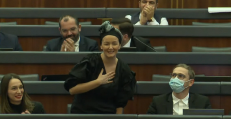 Pas operacionin të rëndë në tru, deputetja shqiptare rikthehet në Kuvend Pas operacionin të rëndë në tru, deputetja shqiptare rikthehet në Kuvend