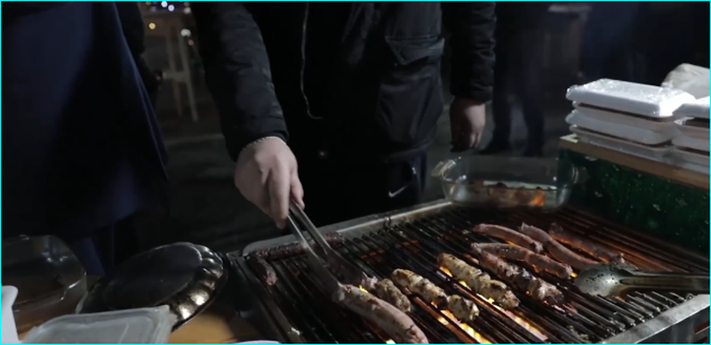 VIDEO/ Ramën siç nuk e keni parë ndonjëherë! Ky është deputeti që e ‘qerasi’ me bukë dhe qofte në mes të qytetit VIDEO/ Ramën siç nuk e keni parë ndonjëherë! Ky është deputeti që e ‘qerasi’ me bukë dhe qofte në mes të qytetit