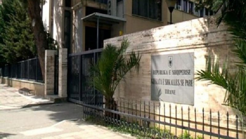 Berisha luftë të fortë për të marrë me dhunë PD, tërhiqet në mënyrë të beftë gjyqtari që duhej të shqyrtonte statutin e foltores, a po bëhen presione?