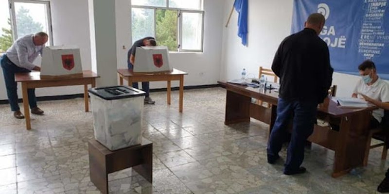 Shumica e degëve refuzojnë referendumin e Berishës, votimi përfundon në lokale e salla kinemash