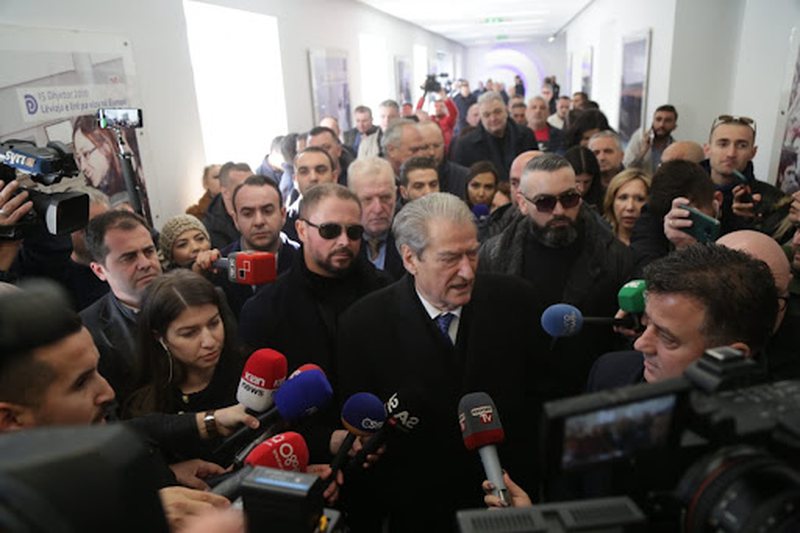 Çfarë e tremb Sali Berishën? Si u tërhoq dy herë nga marrja me forcë e PD dhe mesazhet për Ramën që të mos e pengojë zaptimin e selisë Çfarë e tremb Sali Berishën? Si u tërhoq dy herë nga marrja me forcë e PD dhe mesazhet për Ramën që të mos e pengojë zaptimin e selisë