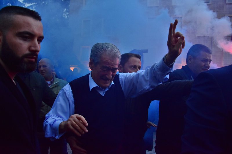 Prova e forcës, Berisha nis protestën nga oborri i PD, pritet uzurpimi i selisë me dhunë dhe trazira para Kryeministrisë Prova e forcës, Berisha nis protestën nga oborri i PD, pritet uzurpimi i selisë me dhunë dhe trazira para Kryeministrisë