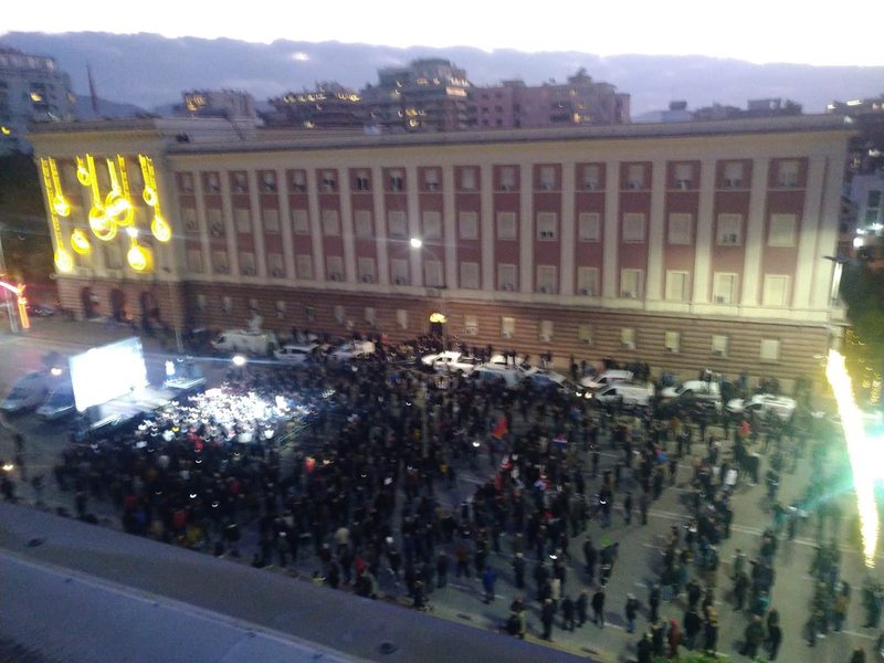 Dështon protesta e Berishës, demokratët refuzojnë skenarët për trazira dhe për të marrë forcërisht PD, ish-kryeministri në mëshirë të Bashës Dështon protesta e Berishës, demokratët refuzojnë skenarët për trazira dhe për të marrë forcërisht PD, ish-kryeministri në mëshirë të Bashës