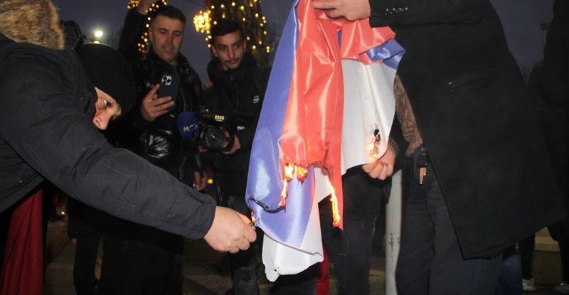 Vuçiç del me reagimin e fortë pas djegies së flamujve serbë në protestën e thirrur nga Berisha: E njëjta gjë ndodhi edhe… Vuçiç del me reagimin e fortë pas djegies së flamujve serbë në protestën e thirrur nga Berisha: E njëjta gjë ndodhi edhe…