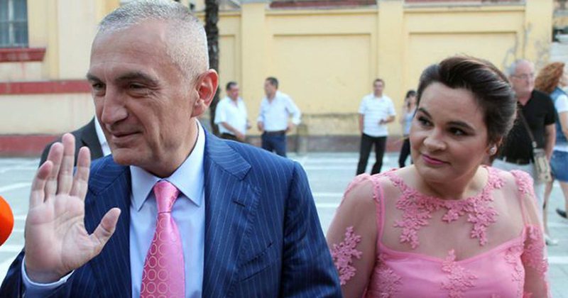 Kryemadhi në krah të burrit president: Konfirmon pazaret me shtyrjen e zgjedhjeve vendore të 30 qershorit