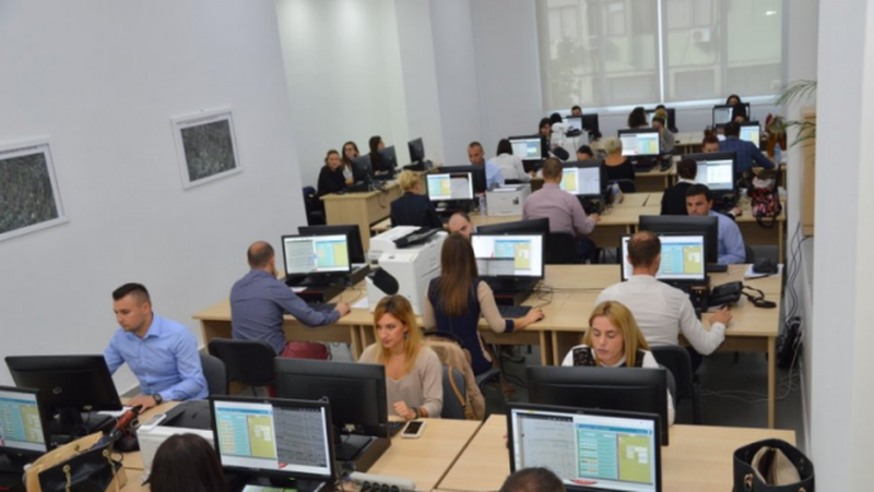 Pagat e familjarëve të pushtetarëve, nga bashkëshortja e Llallës, djali i Ruçit, vajzat e Topallit, apo gruaja e Bumçit Pagat e familjarëve të pushtetarëve, nga bashkëshortja e Llallës, djali i Ruçit, vajzat e Topallit, apo gruaja e Bumçit