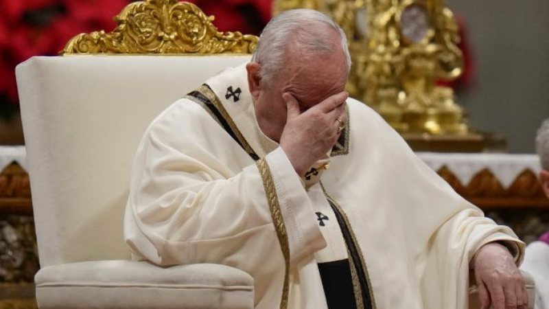 Gafa e rëndë! Spikerja e lajmeve njofton vdekjen e Papës gjatë transmetimit LIVE në Ditën e Krishtlindjes (Video) Gafa e rëndë! Spikerja e lajmeve njofton vdekjen e Papës gjatë transmetimit LIVE në Ditën e Krishtlindjes (Video)