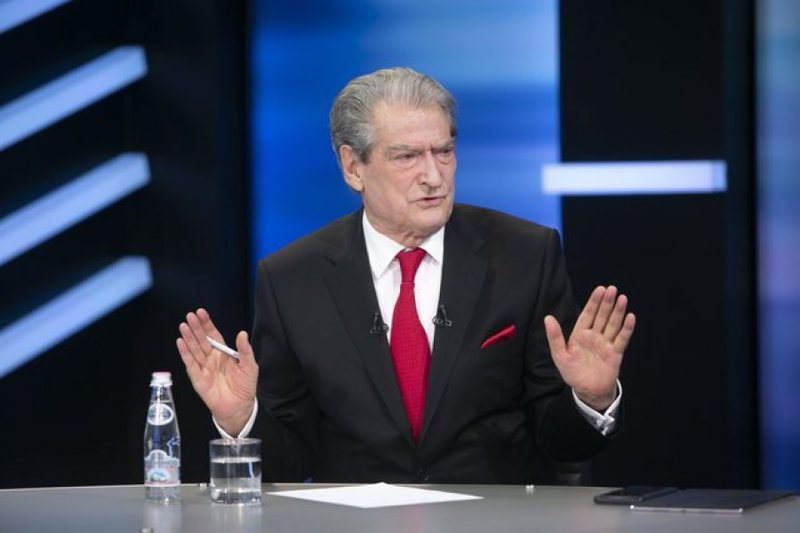 Shtohen zërat për arrestimin e Berishës, Paskal Milo paralajmëron marrjen të pandehur të ish-kryeministrit, alarm në radhët e foltores Shtohen zërat për arrestimin e Berishës, Paskal Milo paralajmëron marrjen të pandehur të ish-kryeministrit, alarm në radhët e foltores