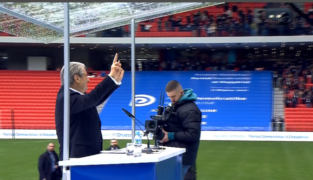 Berisha sulmon Shtetet e Bashkuara: Na kanë sjellë një ambasadore sovjetike që sillet si guvernatore, vijnë nga mafja e George Soros Berisha sulmon Shtetet e Bashkuara: Na kanë sjellë një ambasadore sovjetike që sillet si guvernatore, vijnë nga mafja e George Soros