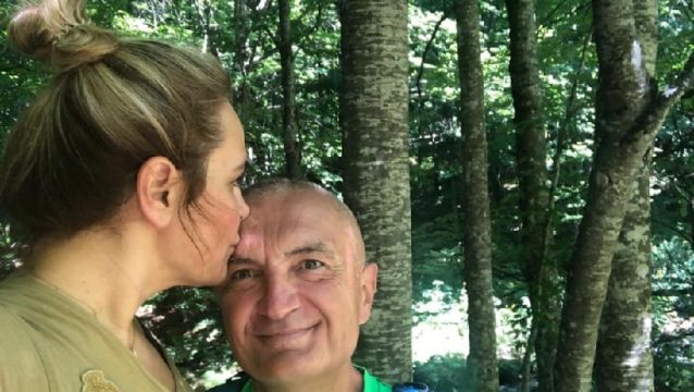Presidenti Ilir Meta prezanton “dashurinë” e tij të re, qytetari lë komentin epik: Merr në gjunjë edhe Saliun (Foto) Presidenti Ilir Meta prezanton “dashurinë” e tij të re, qytetari lë komentin epik: Merr në gjunjë edhe Saliun (Foto)