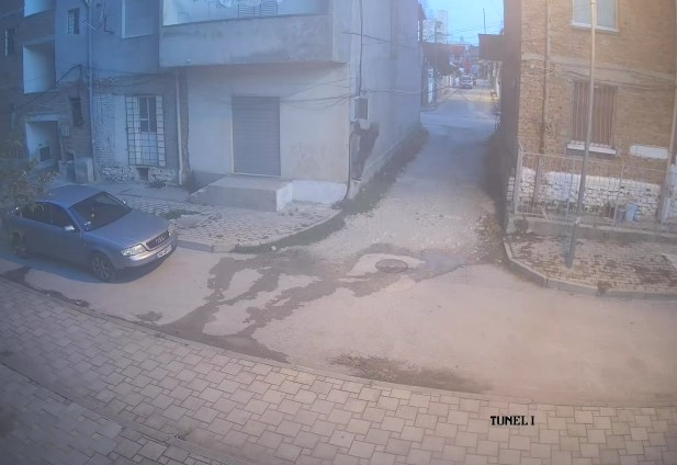 E pazakontë! Shfaqet çdo ditë në orën 5 të mëngjesit, shihni se si ky person dëmton kutitë e shpërndarjes së internetit në Vlorë (Video) E pazakontë! Shfaqet çdo ditë në orën 5 të mëngjesit, shihni se si ky person dëmton kutitë e shpërndarjes së internetit në Vlorë (Video)