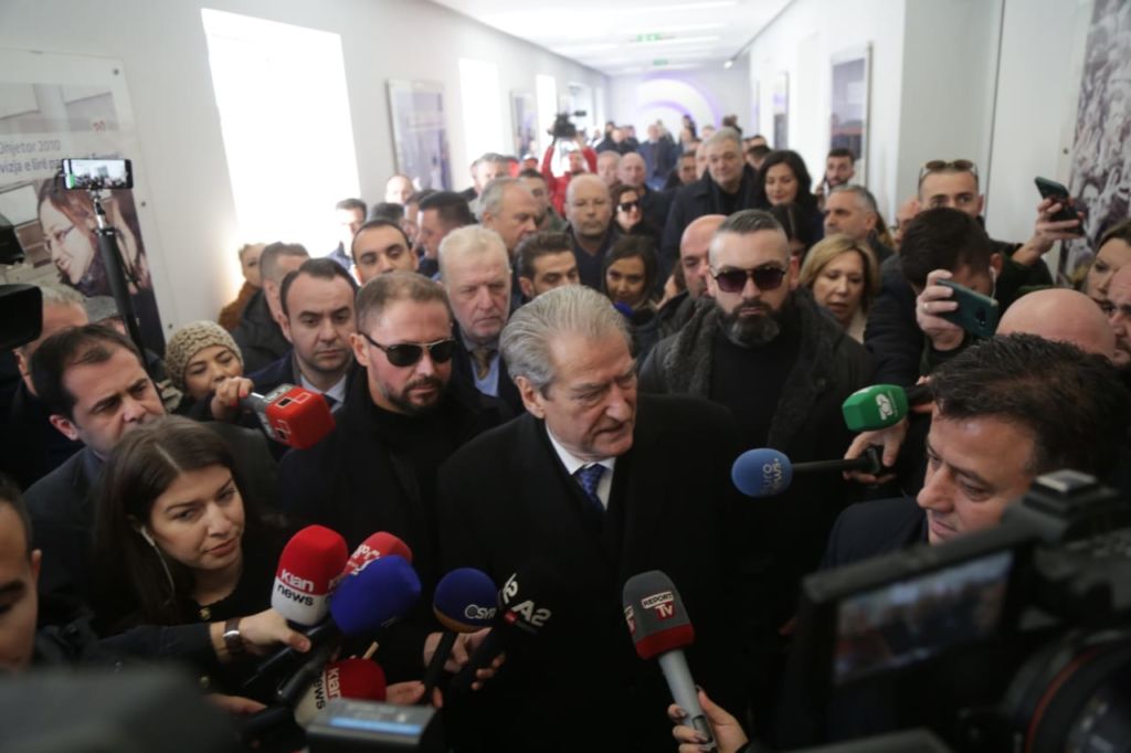 E “shkarkoi” në Air Albania; sot Berisha i kërkon ndihmë Këshillit Kombëtar të PD-së E “shkarkoi” në Air Albania; sot Berisha i kërkon ndihmë Këshillit Kombëtar të PD-së