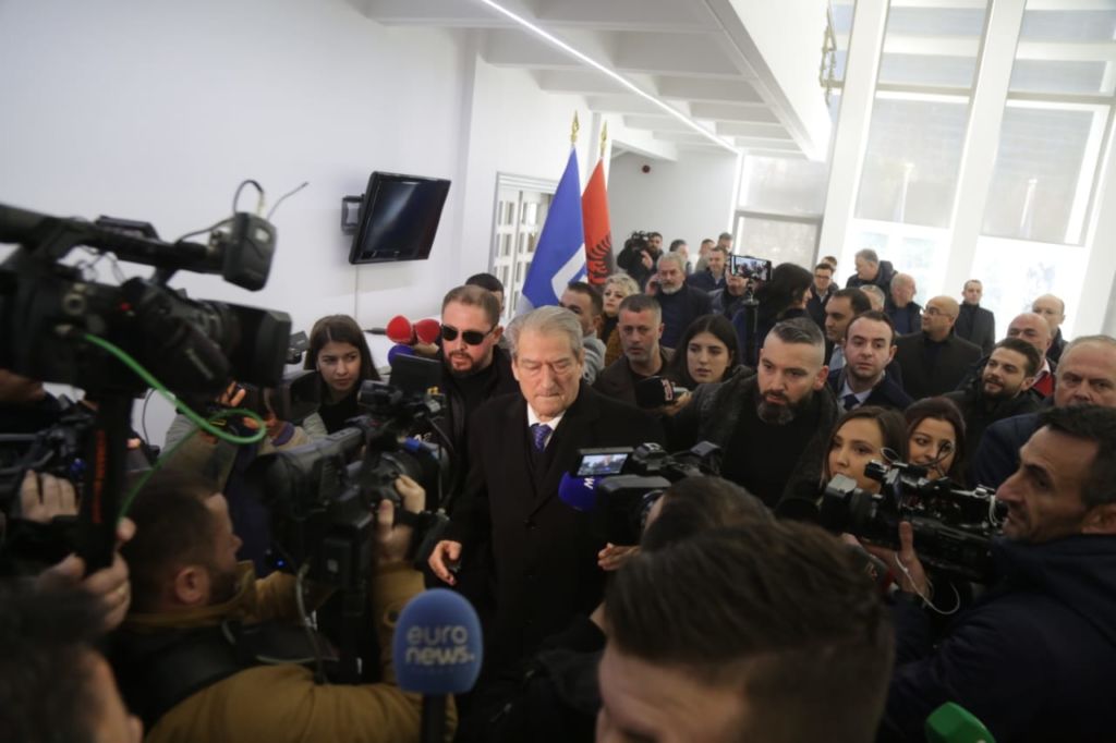 “Dy të marrë”! Saliu trimërohet, i përgjigjet Ramës me kërcënime: Ka humbur qetësinë dhe gjumin, ky është një revolucion “Dy të marrë”! Saliu trimërohet, i përgjigjet Ramës me kërcënime: Ka humbur qetësinë dhe gjumin, ky është një revolucion