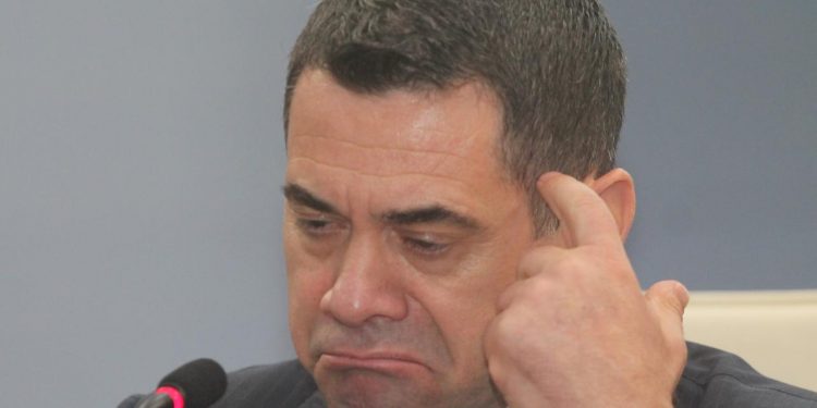 Hapet kapaku i pusetës së plehrave… Hapet kapaku i pusetës së plehrave…