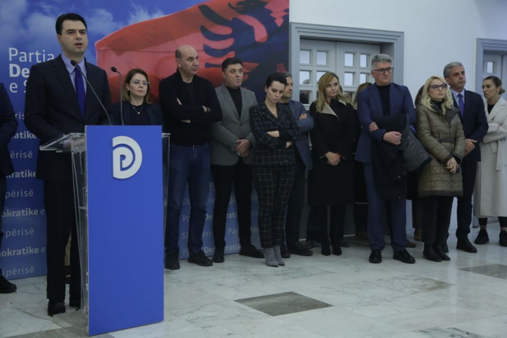 “Shpërdorim simbolesh dhe falsifikim firmash“ Lulzim Basha: Më 18 dhjetor do lëmë pas mbeturinat e komunizmit dhe korrupsionit të PD “Shpërdorim simbolesh dhe falsifikim firmash“ Lulzim Basha: Më 18 dhjetor do lëmë pas mbeturinat e komunizmit dhe korrupsionit të PD