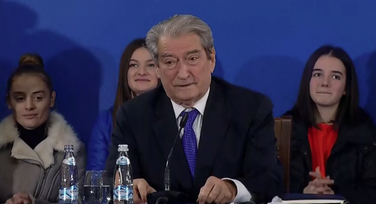 “Mendohu mirë para se të vish në Tiranë”! Saliu ka degraduar, shikon ëndrra si “udhëheqës” në Tropojë, thirrje Vuçiç: Slobodani i ri ta heqë nga mendja se ‘Ballkani i Hapur’ do të kalojë në Shqipëri “Mendohu mirë para se të vish në Tiranë”! Saliu ka degraduar, shikon ëndrra si “udhëheqës” në Tropojë, thirrje Vuçiç: Slobodani i ri ta heqë nga mendja se ‘Ballkani i Hapur’ do të kalojë në Shqipëri