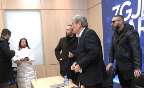 Berisha i vërsul Flamur Nokën gazetarëve pasi shqyen dyert e PD: Urgjent, dilni përjashta! Berisha i vërsul Flamur Nokën gazetarëve pasi shqyen dyert e PD: Urgjent, dilni përjashta!