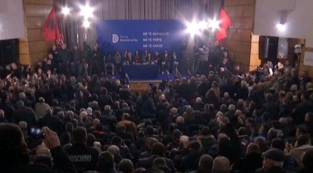 Tërbohet Berisha, kërcenon Ramën e Bashën: Do bëj revolucion paqësor o Edvin mjerimi, ti me pengun tënd s’më ndaloni dot se do bëj ortek Tërbohet Berisha, kërcenon Ramën e Bashën: Do bëj revolucion paqësor o Edvin mjerimi, ti me pengun tënd s’më ndaloni dot se do bëj ortek