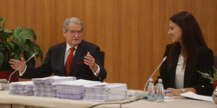 Berisha pranon dështimin, vetëm 2100 delegatë konfirmojnë firmat për 11 dhjetorin, degët akuza për falsifikime me formularët