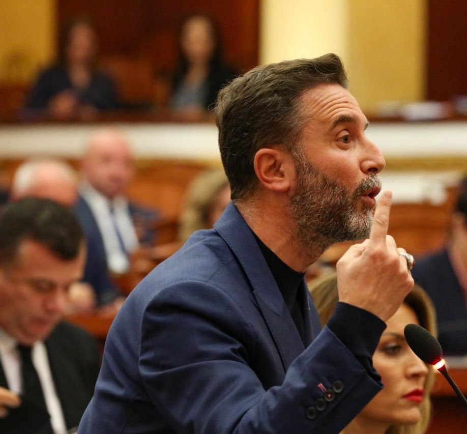 “Krim që synon destabilizim”, Erion Braçe reagon për skandalin me pagat: Një pjesë e rrogave ngjajnë si produkt lavatriçesh, si ka mundësi që Duka merr veç 40 mijë lekë “Krim që synon destabilizim”, Erion Braçe reagon për skandalin me pagat: Një pjesë e rrogave ngjajnë si produkt lavatriçesh, si ka mundësi që Duka merr veç 40 mijë lekë