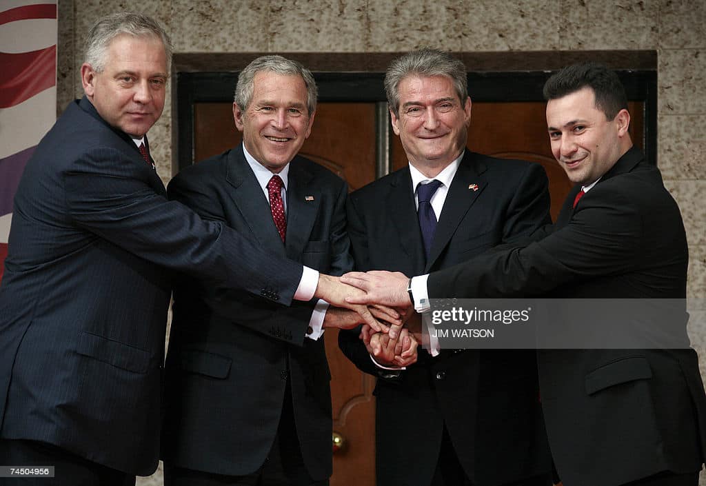 Fati i zi i tri kryeministrave që u takuan me George Bush në Tiranë