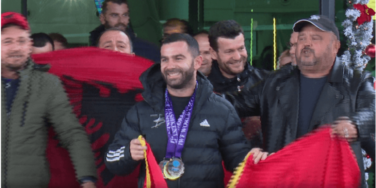 Fitoi titullin e kampionit të Botës në Peshëngritje, Briken Calja mbërrin në atdhe: Historike, ju tregoj objektivin e radhës Fitoi titullin e kampionit të Botës në Peshëngritje, Briken Calja mbërrin në atdhe: Historike, ju tregoj objektivin e radhës