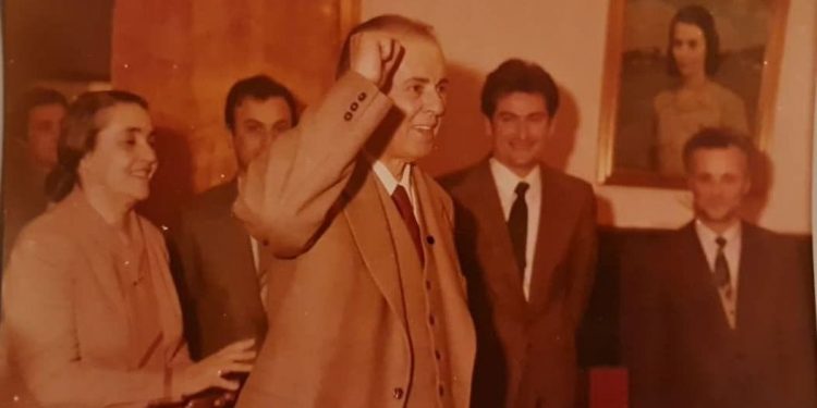 Heshtja e vrazhdë e mediave pro Berishës për foton e tij me Enver Hoxhën Heshtja e vrazhdë e mediave pro Berishës për foton e tij me Enver Hoxhën