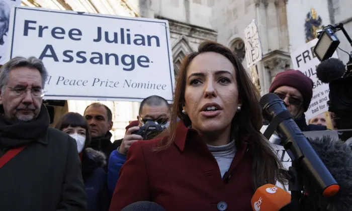 Julian Assange pësoi sulm në tru, thotë e fejuara e tij Julian Assange pësoi sulm në tru, thotë e fejuara e tij