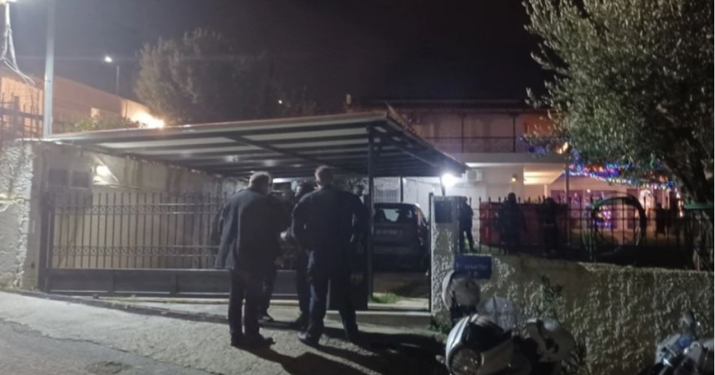 I riu tenton të vrasë babanë e tij me sëpatë, më pas ngjitet në çati dhe qëllon efektivët me gurë I riu tenton të vrasë babanë e tij me sëpatë, më pas ngjitet në çati dhe qëllon efektivët me gurë