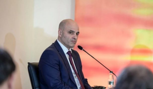 Presidenti i Maqedonisë së Veriut mandaton Dimitar Kovaçevskin si kryeministër të vendit Presidenti i Maqedonisë së Veriut mandaton Dimitar Kovaçevskin si kryeministër të vendit