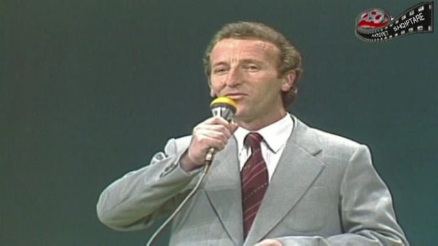 Rrëfimi i Luan Zhegut për “ngrirjen” skenike: Nuk e bëja dot, ndoshta një dorë edhe mund ta lëviz Rrëfimi i Luan Zhegut për “ngrirjen” skenike: Nuk e bëja dot, ndoshta një dorë edhe mund ta lëviz