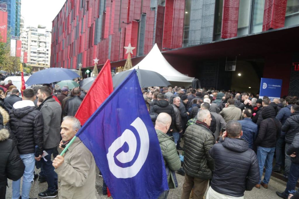 VIDEO/ Shikoni si manipulohet numri i delegatëve të Berishës VIDEO/ Shikoni si manipulohet numri i delegatëve të Berishës