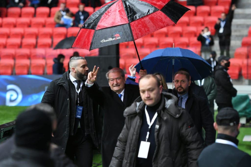 Një stadium me të çmendur për të mbajtur SPAK-un larg Familjes Një stadium me të çmendur për të mbajtur SPAK-un larg Familjes