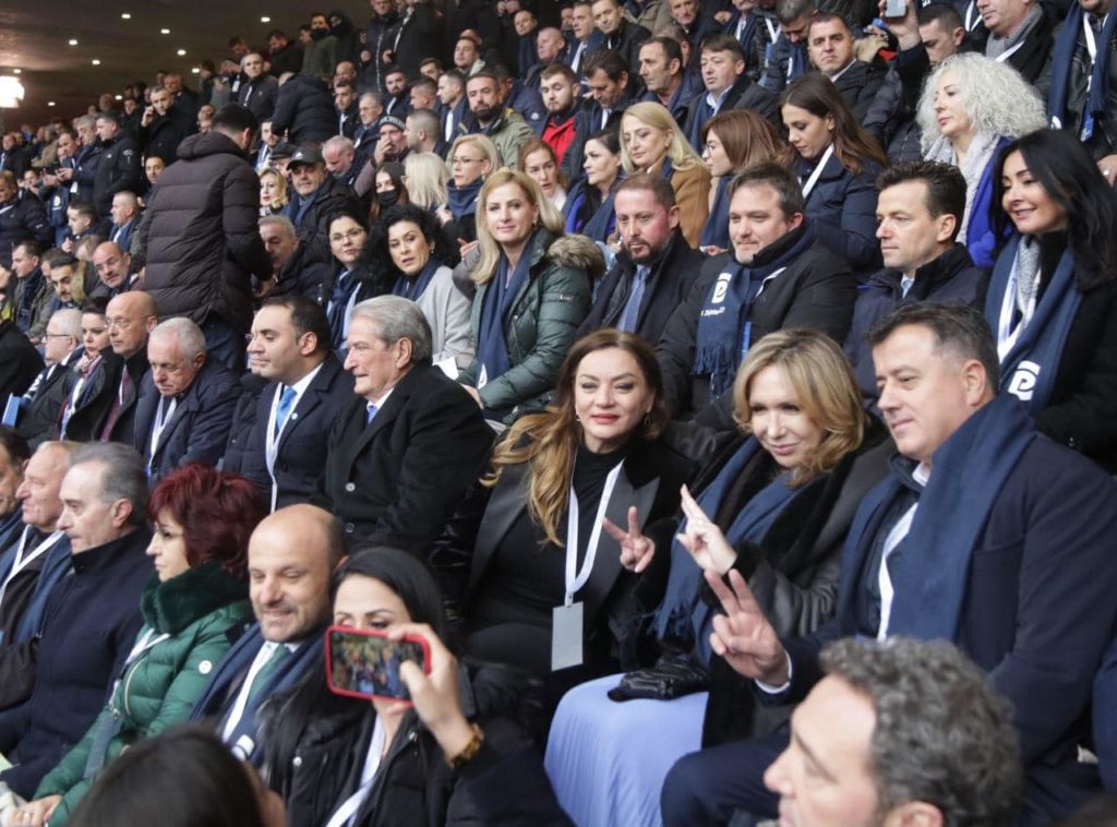 “Amerikonia antiamerikone” e Foltores, Evi Kokalari flet përçart: Ju garantoj se Berisha shumë shpejt do të bëhet kryeministër, do fusë vendin në BE dhe Shqipëria do bëhet Amerikë “Amerikonia antiamerikone” e Foltores, Evi Kokalari flet përçart: Ju garantoj se Berisha shumë shpejt do të bëhet kryeministër, do fusë vendin në BE dhe Shqipëria do bëhet Amerikë