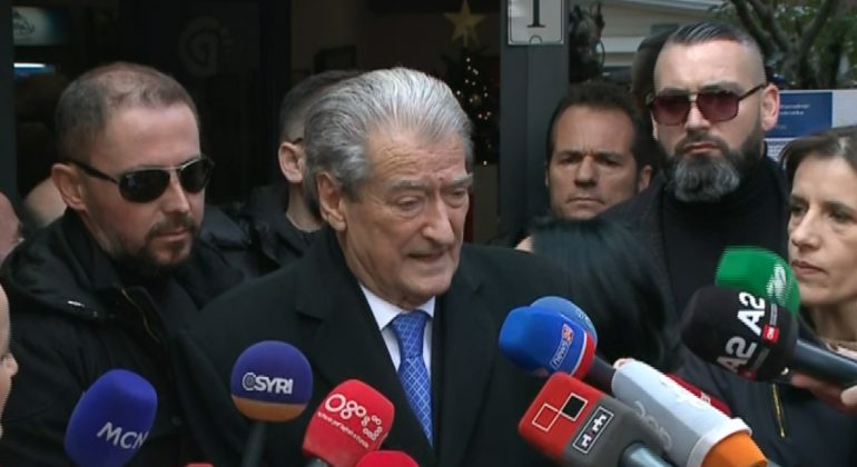 Skandali në Gjykatën e Tiranës! Petrit Çomo lejon të gjykojë përplasjen në PD, burri i sekretares personale të Sali Berishës