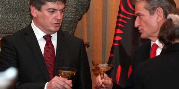 Bamir Topi reagon pas fotos së Berishës me Hoxhën: Ka qenë besnik i ish-diktatorit dhe të gjithë e dinë që është komunist, ja si refuzoi ligjin e lustracionit Bamir Topi reagon pas fotos së Berishës me Hoxhën: Ka qenë besnik i ish-diktatorit dhe të gjithë e dinë që është komunist, ja si refuzoi ligjin e lustracionit