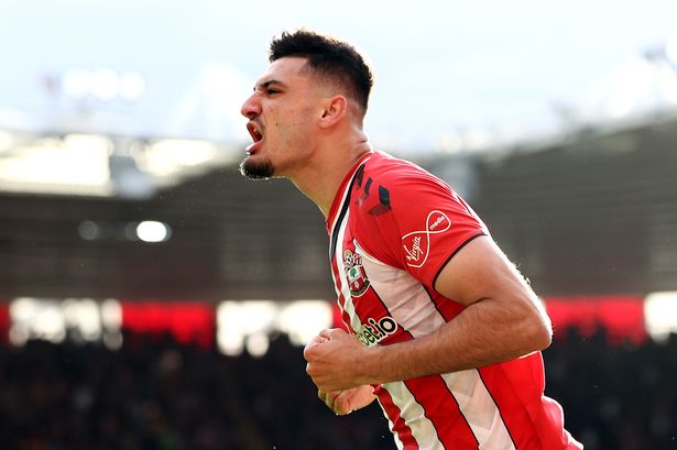 VIDEO/ Shkëlqeu me shënimin e golit, tifozët ngrihen në këmbë dhe përshëndesin Armando Brojën me flamurin shqiptar VIDEO/ Shkëlqeu me shënimin e golit, tifozët ngrihen në këmbë dhe përshëndesin Armando Brojën me flamurin shqiptar