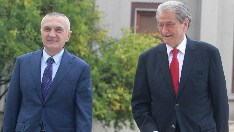 Mesazhet/ Berisha-Meta shantazh anëtareve të Kushtueses Fiona Papajorgji dhe Marsida Xhaferllarit, sinjal edhe Vitore Tushës, shtyhet seanca për shkarkimin e Presidentit Mesazhet/ Berisha-Meta shantazh anëtareve të Kushtueses Fiona Papajorgji dhe Marsida Xhaferllarit, sinjal edhe Vitore Tushës, shtyhet seanca për shkarkimin e Presidentit