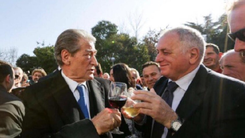 Një shtet që nuk e ka për turp të tallet me taksapaguesit: Saliu i Foltores 2000 $ pagë e përfitime në muaj pa shkuar asnjë ditë në Kuvend, Tritan Shehu me shërbim nuk u ndahet hoteleve Një shtet që nuk e ka për turp të tallet me taksapaguesit: Saliu i Foltores 2000 $ pagë e përfitime në muaj pa shkuar asnjë ditë në Kuvend, Tritan Shehu me shërbim nuk u ndahet hoteleve