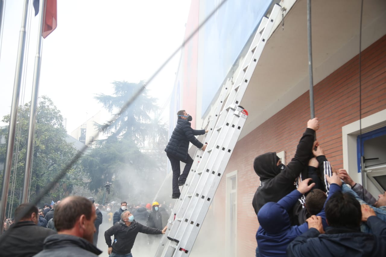 Një pikëpyetje e madhe për ligjzbatuesit pas protestës: Kush i shkatërroi zyrat në katin e 2-të, kur protestuesit nuk u ngjitën atje?