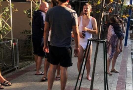 Mediat greke japin raportimet e para pas tërmetit: Qytetarët braktisin banesat dhe dalin në rrugë (Video) Mediat greke japin raportimet e para pas tërmetit: Qytetarët braktisin banesat dhe dalin në rrugë (Video)