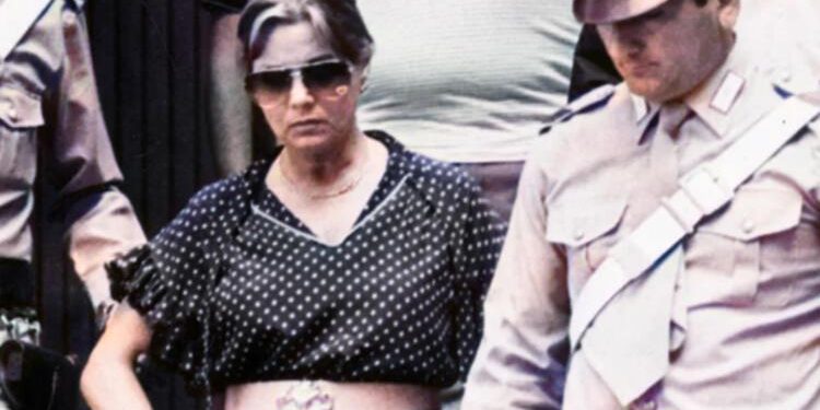 Vdes bosja e parë femër e Camorras! Vetëm 18 vjeç dhe 6 muajshe shtatzënë kur ekzekutoi mes Napolit vrasësin e burrit të saj Vdes bosja e parë femër e Camorras! Vetëm 18 vjeç dhe 6 muajshe shtatzënë kur ekzekutoi mes Napolit vrasësin e burrit të saj