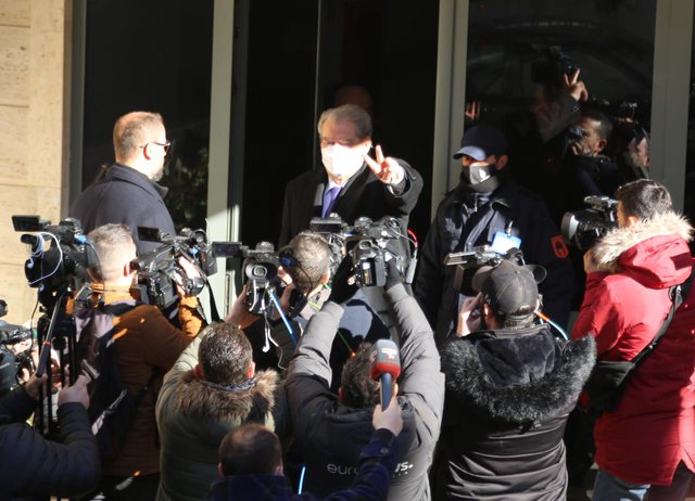 Parabola e Kafkës që i bën politikanët të dalin buzagaz nga Prokuroria! Parabola e Kafkës që i bën politikanët të dalin buzagaz nga Prokuroria!