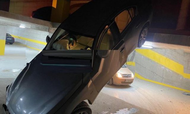 Aksident i pazakontë në Prishtinë! Makina bie nga parkingu nëntokësor (VIDEO) Aksident i pazakontë në Prishtinë! Makina bie nga parkingu nëntokësor (VIDEO)
