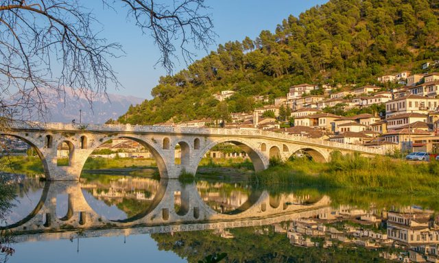 “Një perlë ekzotike”! The Guardian: Pse Shqipëria do të ketë bum turistësh në vitin 2022?!